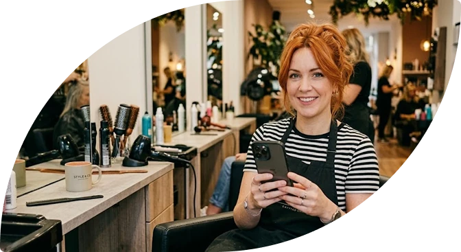 Profissional usando o sistema Easy Salon
