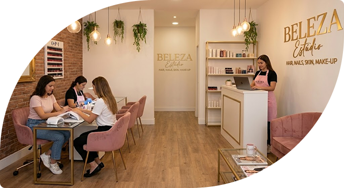 Dono do salão usando o sistema Easy Salon